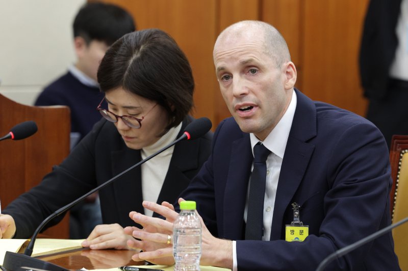 해롤드 로저스 쿠팡 임시 대표가 17일 서울 여의도 국회 과학기술정보방송통신위원회에서 열린 쿠팡 침해사고 관련 청문회에서 의원 질의에 답변하고 있다. 2025.12.17/뉴스1 ⓒ News1 신웅수 기자