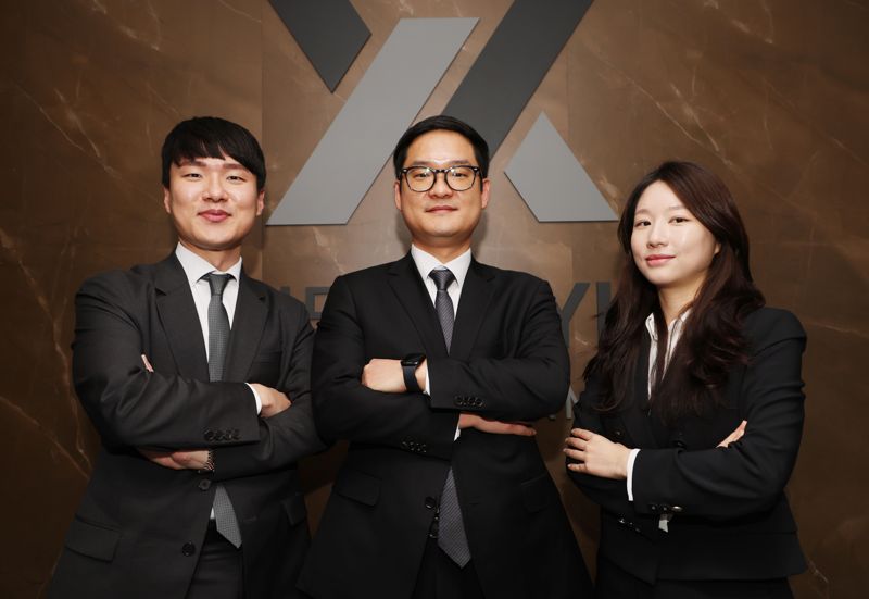 2004년 '영월 농민회 살인사건' 범인으로 지목됐다가 최근 무죄가 확정된 송모씨(61)의 변호인들. 왼쪽부터 법무법인 YK 양호민(변호사시험 11회), 이태훈(변시 4회), 함진주(변시 13회) 변호사. 사진=박범준 기자