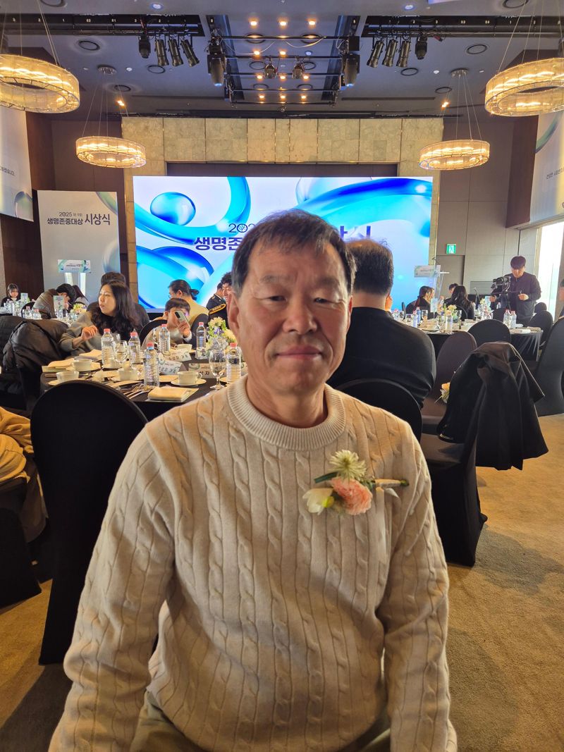 지난 9월 기장 동쪽 해상에서 침몰 사고가 발생했을 당시, 구명조끼 없이 어망에 의지해 표류 중이던 선원 6명을 구조한 선장 박훈태씨. 사진=김예지 기자