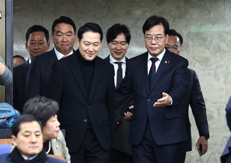 [서울=뉴시스] 김명년 기자 = 장동혁 국민의힘 대표와 송언석 원내대표가 17일 오후 서울 여의도 국회에서 열린 정책의원총회에 입장하고 있다. 2025.12.17. kmn@newsis.com