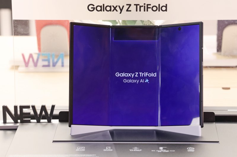 삼성전자의 두 번 접는 폴더블 스마트폰 '갤럭시 Z 트라이폴드'가 재입고 되자마자 완판된 지난해 12월 17일 서울 중구 삼성스토어 롯데 본점에 체험 상품이 전시돼있다. 사진=연합뉴스
