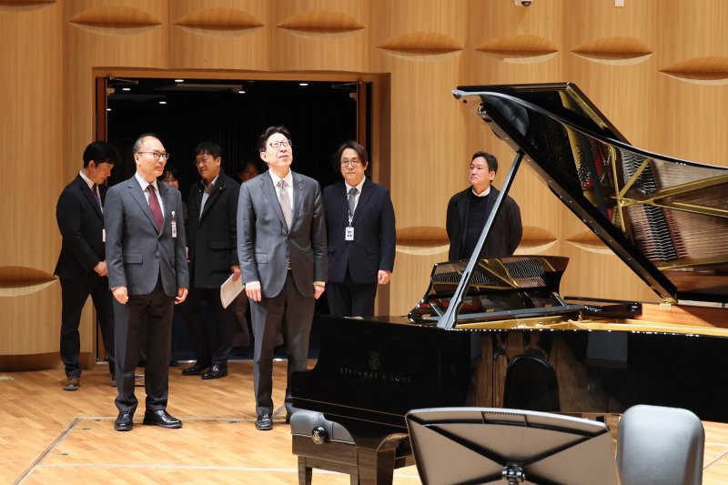 [부산=뉴시스] 박형준 부산시장이 17일 낙동아트센터를 방문해 현장을 점검했다. (사진=부산시 제공) 2025.12.17. photo@newsis.com *재판매 및 DB 금지