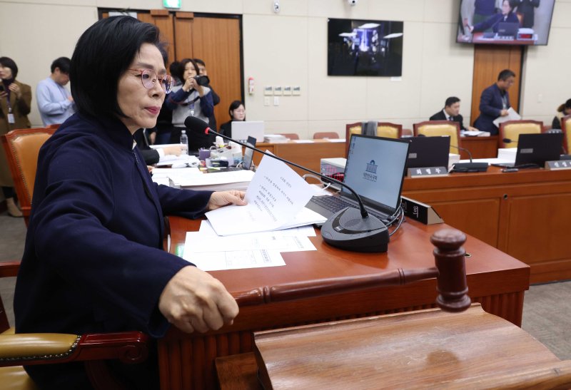 [서울=뉴시스] 조성봉 기자 = 최민희 국회 과방위원장이 지난 16일 오전 서울 여의도 국회에서 열린 과학기술정보방송통신위원회 전체회의에서 쿠팡 대규모 개인정보 유출 사고 관련 청문회 관련 추가 증인 및 참고인을 채택하고 있다. 2025.12.16. suncho21@newsis.com