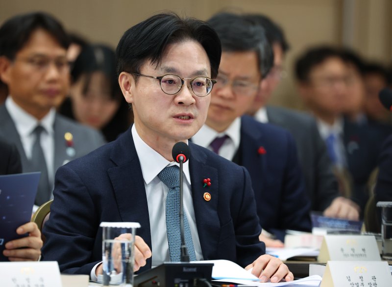 김정관 산업통상부 장관이 17일 정부세종컨벤션센터에서 이재명 대통령에게 업무보고를 하고 있다. 뉴시스