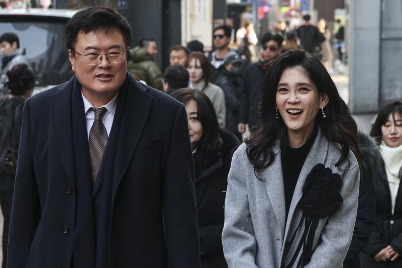 [서울=뉴시스] 권창회 기자 = 이부진 한국방문의해위원장과 김대현 문화체육관광부 2차관이 17일 오전 서울 중구 눈스퀘어에 위치한 코리아그랜드세일 웰컴센터로 이동하며 대화하고 있다. (공동취재) 2025.12.17. photo@newsis.com