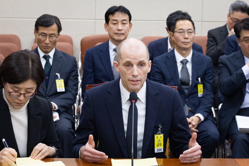 해롤드 로저스 쿠팡 임시 대표가 17일 서울 여의도 국회 과학기술정보방송통신위원회에서 열린 쿠팡 개인정보 유출 사고 관련 청문회에서 의원 질의에 답하고 있다. 뒷줄 왼쪽부터 조용우 쿠팡 국회·정부 담당 부사장, 민병기 쿠팡 대외협력 총괄 부사장, 김명규 쿠팡이츠서비스 대표. 2025.12.17/뉴스1 ⓒ News1 유승관 기자