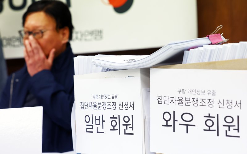 [서울=뉴시스] 박주성 기자 = 민변 민생경제위원회, 참여연대, 한국소비자연맹이 10일 오후 서울 종로구 참여연대에서 열린 "쿠팡은 피해자들에게 최소 30만원 이상 보상하라" 시민 620명, 쿠팡 개인정보 유출 집단분쟁조정 신청 기자회견을 하고 있다. 2025.12.10. park7691@newsis.com