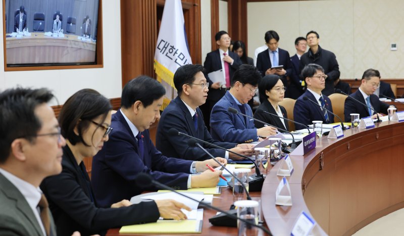 정부는 올해 과학기술정보통신부를 부총리급 부처로로 승격했다. 배경훈 과학기술 부총리 겸 과학기술정보통신부 장관(왼쪽 네번째)이 지난 18일 서울 종로구 정부서울청사에서 열린 제2회 과학기술관계장관회의에서 모두발언하고 있다. 사진=뉴스1