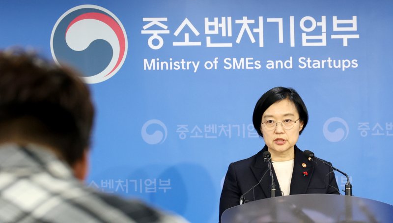 한성숙 중소벤처기업부 장관이 17일 오후 세종시 정부세종청사 중소벤처기업부 브리핑실에서 2026년 업무계획 내용을 설명하고 있다. 2025.12.17/뉴스1 ⓒ News1 김기남 기자