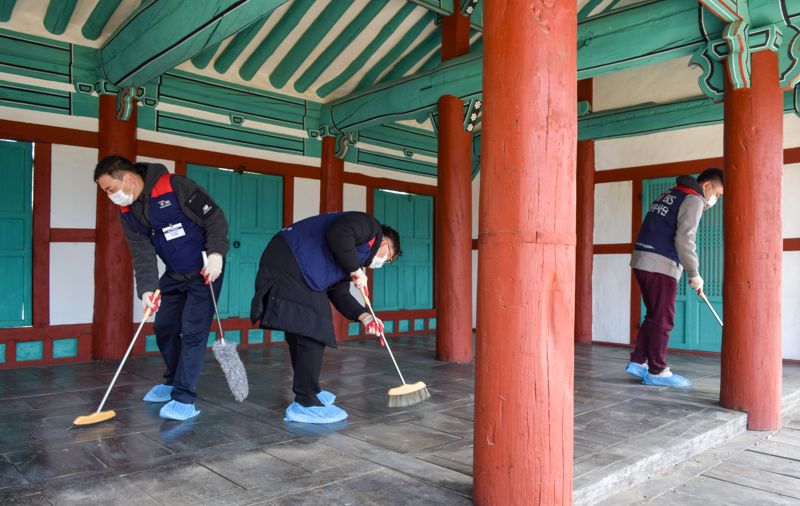 현대모비스 임직원과 가족들이 18일 경남 창원에 위치한 진해현 관아에서 목조건축물 먼지제거 활동, 건물 내외 청소 등 문화재 보존 활동을 진행하고 있다. 사진=현대모비스 제공