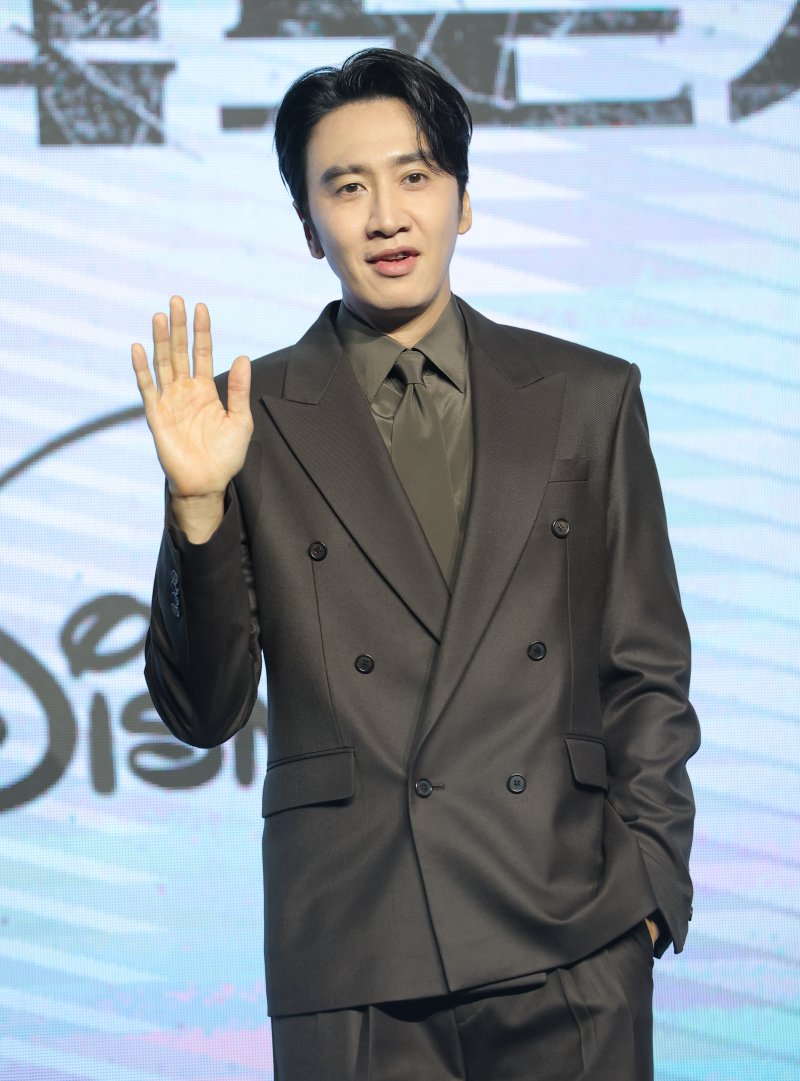 이광수, 절친 김우빈♥신민아 결혼식 사회 본다…도경수는 부득 불참