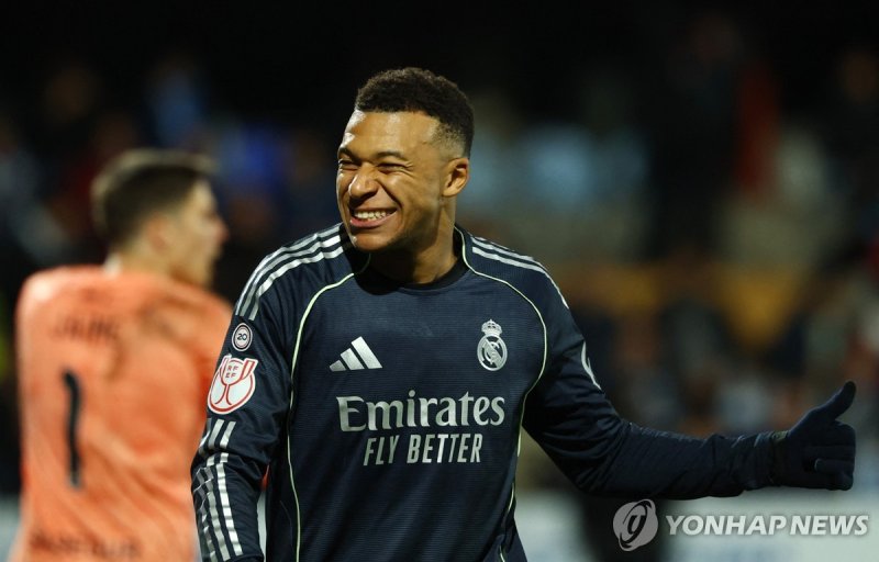 음바페는 법정에서 '돈' 챙겼지만, PSG는 그라운드서 6관왕 '전설' 썼다