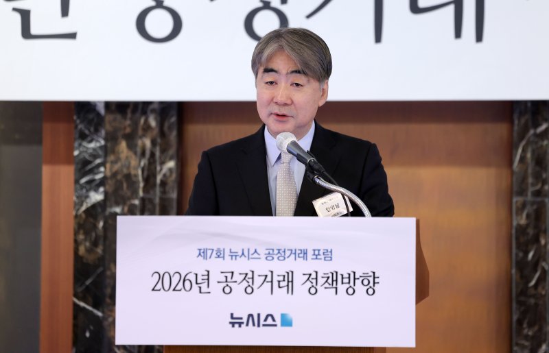 [서울=뉴시스] 김선웅 기자 = 염영남 뉴시스 대표이사 사장이 18일 서울 중구 롯데호텔 서울에서 열린 제7회 뉴시스 공정거래포럼에서 인사말을 하고 있다. 2025.12.18. mangusta@newsis.com