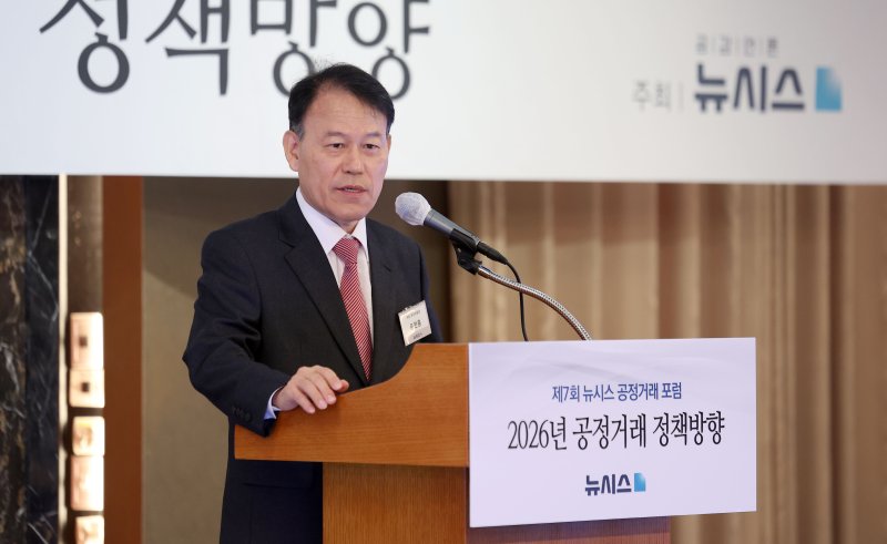 [서울=뉴시스] 김선웅 기자 = 윤한홍 국회 정무위원장이 18일 서울 중구 롯데호텔 서울에서 열린 제7회 뉴시스 공정거래포럼에서 축사를 하고 있다. 2025.12.18. mangusta@newsis.com