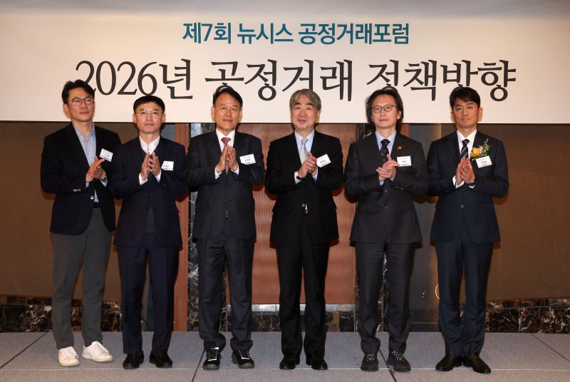 [서울=뉴시스] 김선웅 기자 = 염영남 뉴시스 대표이사 사장과 윤한홍 국회 정무위원장, 주병기 공정거래위원장 및 참석 내빈들이 18일 서울 중구 롯데호텔 서울에서 열린 제7회 뉴시스 공정거래포럼에서 기념사진을 촬영하고 있다. 왼쪽부터 SK수펙스추구협의회 도훈 담당, 김경환 LG 상무, 윤한홍 국회 정무위원장, 염영남 뉴시스 대표이사 사장, 주병기 공정거래위원장, 김재훈 GS건설 조달본부 부문장. 2025.12.18. mangusta@newsis.com