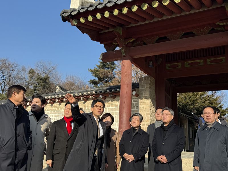 18일 김병민 서울시 정무부시장이 종묘외대문 앞에서 국민의힘 문화체육위원회 의원들에게 재개발 관련 사항을 설명하고 있다. 이창훈 기자