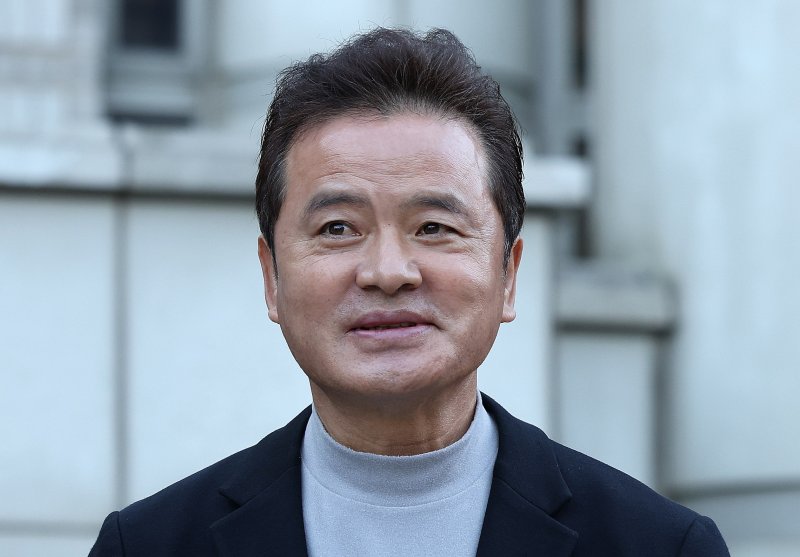 임종성 전 의원이 18일 서울 서초구 서울고법에서 열린 정당법 위반 2심 선고에서 무죄를 선고 받은 뒤 취재진 질문에 답하고 있다. 지난 2021년 일명 '더불어민주당 전당대회 돈봉투 수수 의혹'으로 재판에 넘겨진 전·현직 국회의원들이 항소심에서 무죄를 선고받았다. 2025.12.18/뉴스1 ⓒ News1 박지혜 기자