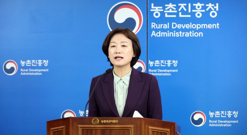 [세종=뉴시스] 강종민 기자 = 방혜선 농촌진흥청 농업생물부장이 18일 세종시 정부세종청사에서 양봉산물인 프로폴리스 추출물이 면역 과민 반응 완화 효능을 입증한 연구 결과를 발표하고 있다. 2025.12.18. ppkjm@newsis.com