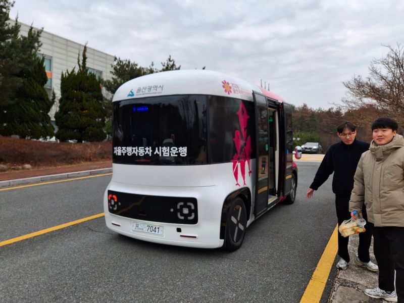 운전석이 없는 순환형 울산 자율주행 버스