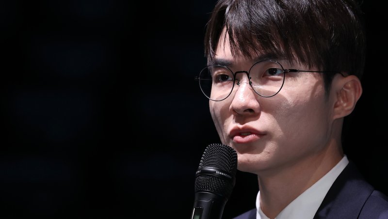 [서울=뉴시스] 이영환 기자 = 리그 오브 레전드(LOL) e스포츠팀 T1 소속 '페이커' 이상혁이 18일 오후 서울 종로구 LCK아레나에서 기자 간담회를 하고 있다. 2025.12.18. 20hwan@newsis.com <저작권자ⓒ 공감언론 뉴시스통신사. 무단전재-재배포 금지.> /사진=뉴시스화상