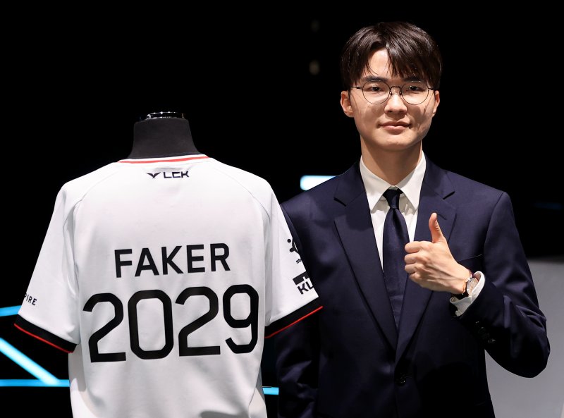 (서울=뉴스1) 이호윤 기자 = LCK T1팀 주장 이상혁(페이커)이 18일 서울 종로구 롤파크 LCK(리그 오브 레전드 챔피언스 코리아) 아레나에서 열린 기자 간담회에서 포토타임을 갖고 있다. 2025.12.18/뉴스1 /사진=뉴스1화상