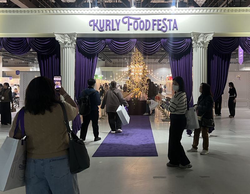 18일 서울 강서구 코엑스 마곡에서 열린 '컬리푸드페스타 2026' 입구에서 관람객들이 사진을 찍고 있다. 사진=김현지 기자