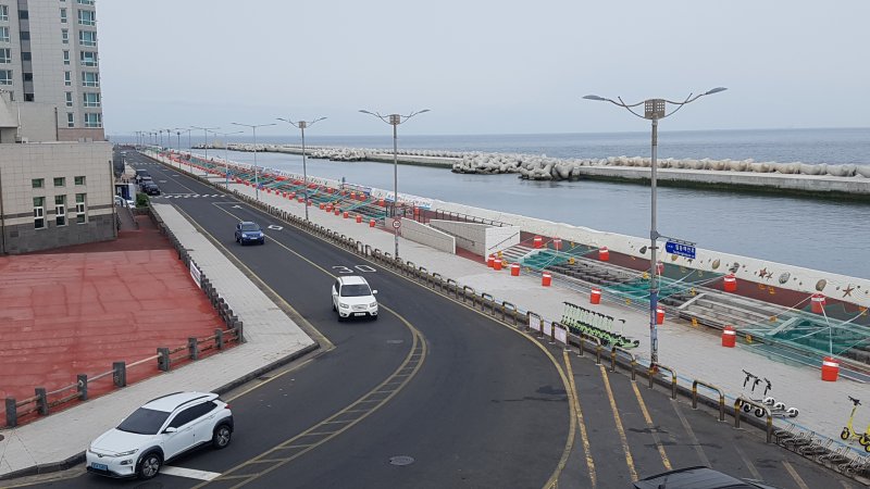 제주시 탑동 해변공연장과 제주신항 일대 전경. 제주도는 준공 후 30년 이상 지난 해변공연장 일대에 청년·로컬기업 업무시설과 창업 플랫폼, K-콘텐츠 체험공간, 실내외 공연장을 조성하는 방안을 추진한다. /사진=제주시 제공