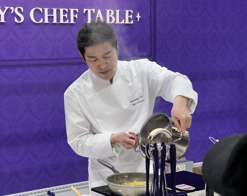 18일 서울 강서구 코엑스 마곡에서 열린 '컬리푸드페스타 2026'에서 김호윤 셰프가 쿠킹쇼를 진행하고 있다. 사진=김현지 기자