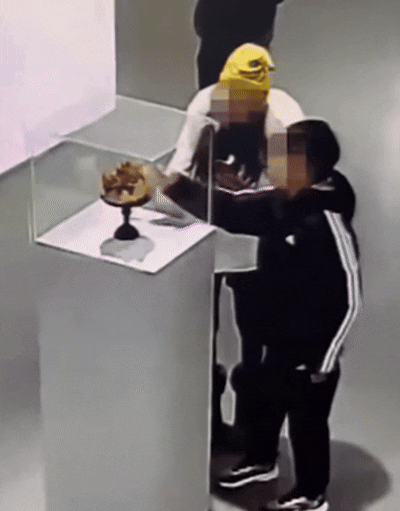 아이 장난에 '5억원' 황금 왕관 박살, 수리비용이..