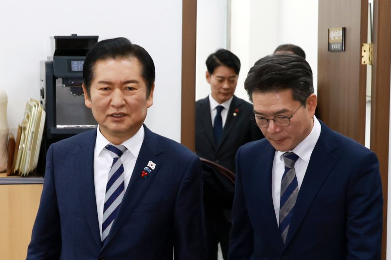 [서울=뉴시스] 고승민 기자 = 정청래 더불어민주당 대표와 정원오 성동구청장이 18일 서울 여의도 국회 당대표실에서 면담을 마친 뒤 대표실을 나서고 있다. 2025.12.18. kkssmm99@newsis.com