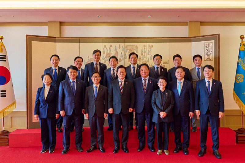 이재명 대통령이 18일 서울 용산 대통령실에서 열린 대전·충남 국회의원 오찬 간담회에서 참석자들과 기념촬영을 하고 있다. (대통령실 제공. 재판매 및 DB 금지) 2025.12.18/뉴스1 ⓒ News1 허경 기자