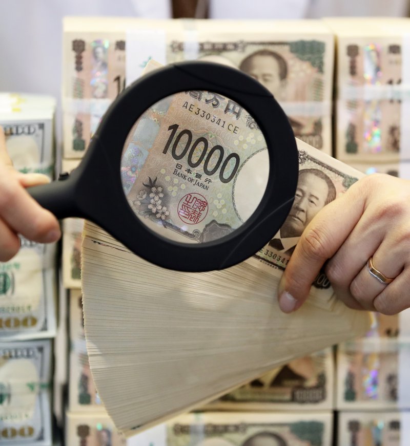 서울 중구 하나은행 위변조대응센터에서 직원이 엔화를 정리하고 있다. /뉴스1 ⓒ News1 오대일 기자