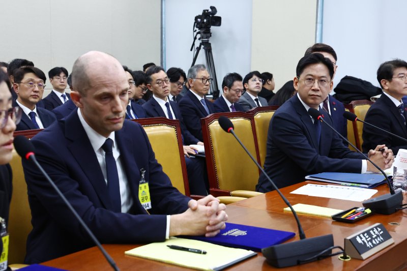 [서울=뉴시스] 김명년 기자 = 배경훈(오른쪽) 부총리 겸 과학기술정보통신부 장관과 해롤드 로저스 쿠팡 임시 대표가 17일 오전 서울 여의도 국회 과학기술정보방송통신위원회 전체회의에서 열린 쿠팡 침해사고 관련 청문회에 출석해 있다. 2025.12.17. kmn@newsis.com