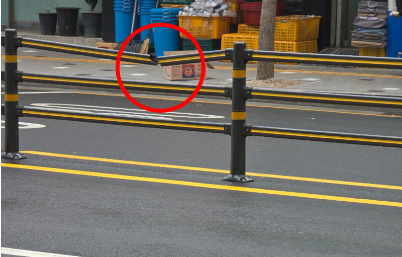 무단횡단 후 안전펜스 부러뜨린 촉법소년들, 인증사진도 찰칵