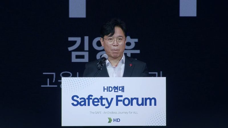 김영훈 고용노동부 장관이 19일 경기도 성남시 소재 HD현대 글로벌R&D센터에서 열린 ‘HD현대 Safety Forum’에서 발언하고 있다. HD현대중공업 관련 유튜브 제공