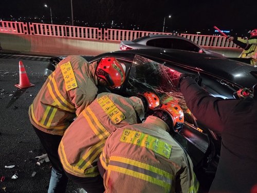 엄마 차로 고속도로 질주하던 20대, 추돌사고 내고 도주