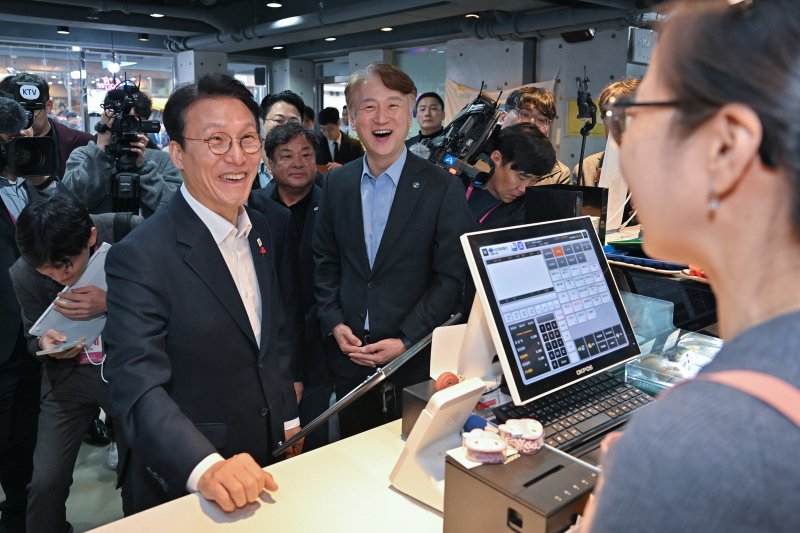 김민석 국무총리가 26일 광주 서구 동천동 골목형상점가를 방문해 ‘골목경제119 프로젝트’ 추진 현황을 직접 점검, 상인‧주민들과 소통하고 있다. (광주·전남사진기자협회 제공. 재판매 및 DB 금지) 2025.11.26/뉴스1 ⓒ News1 이수민 기자