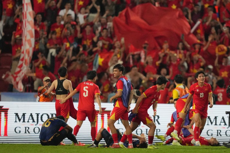 베트남 선수들이 18일(현지 시간) 태국 방콕에서 열린 제33회 동남아시안(SEA) 게임 남자 축구 결승에서 태국을 꺾고 환호하고 있다. 김상식 감독이 이끄는 베트남 23세 이하(U23) 대표팀은 태국과 연장 접전 끝에 3-2 역전승을 거두고 이 대회 4년 만에 우승을 차지했다. 김 감독은 올해 주요 대회 3관왕을 달성했다.뉴시스