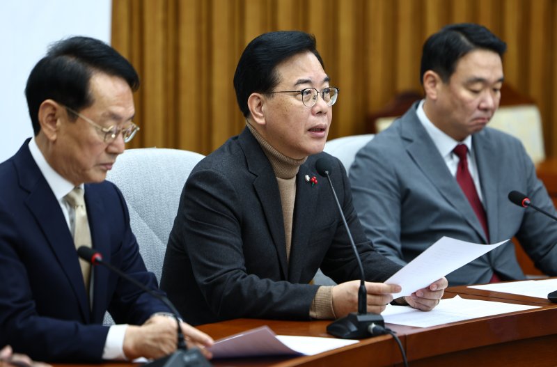 [서울=뉴시스] 김명년 기자 = 송언석 국민의힘 원내대표가 19일 오전 서울 여의도 국회에서 열린 원내대책회의에서 발언하고 있다. 2025.12.19. kmn@newsis.com