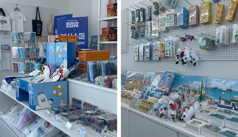 태종대유원지 자동차극장에서 오는 22~28일까지 매일 선착순 20명을 대상으로 부산슈퍼 청사포점에서 판매하는 기념품 1종 또는 핫팩 2개를 제공하는 이벤트를 진행한다. 사진은 부산슈퍼 청사포점 내 상품 전시 모습. 부산관광공사 제공