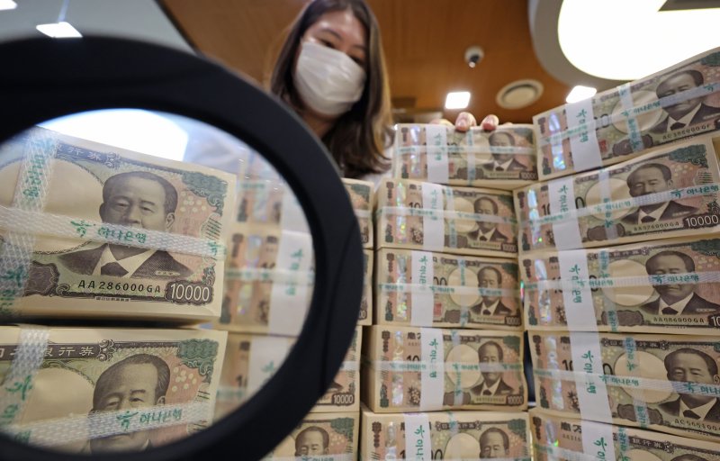 서울 중구 하나은행 위변조대응센터에서 직원이 엔화 지폐를 살펴보고 있다. 뉴스1