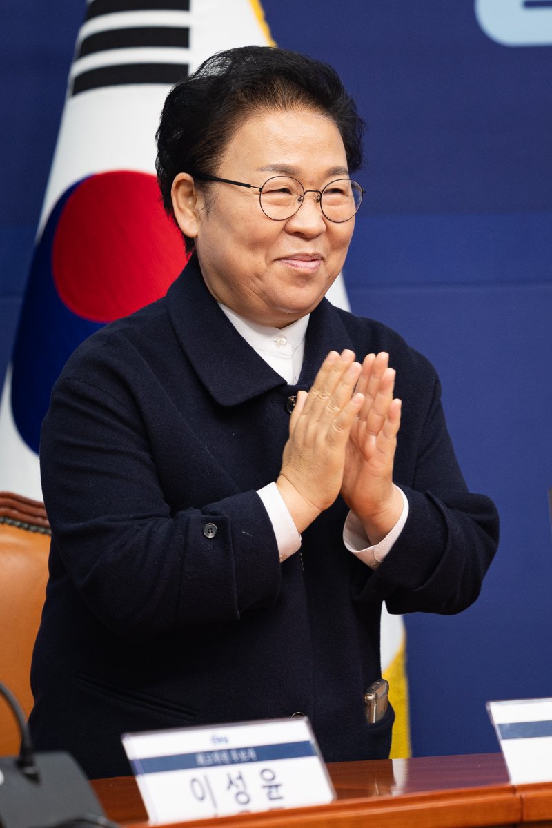 문정복 더불어민주당 최고위원 후보가 19일 서울 여의도 국회에서 열린 더불어민주당 최고위원 보궐선거 공명선거실천서약식에서 인사하고 있다. 2025.12.19/뉴스1 ⓒ News1 유승관 기자