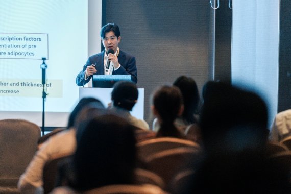 오앤의원 오명준 원장은 지난 11월 7일부터 9일까지 열린 ‘2025 대만피부과학회’에 참가했다. 강연자가 ‘리니어지(LinearZ)’ 장비를 활용해 Linear HIFU 기술에 대해 설명하고 있는 모습.