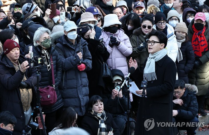 비상계엄 1주년 기자회견 하는 한동훈 전 대표 (출처=연합뉴스)