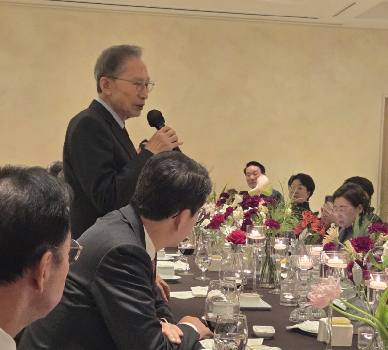 국민의힘 의원들 앞에서 발언하는 이명박 전 대통령 (출처=연합뉴스)