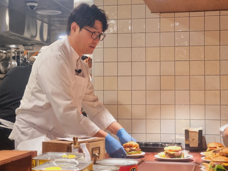 오세득 셰프가 19일 오후 '하우스오브애슐리' 팝업 프리오픈 행사에서 직접 만든 '비프 웰링턴 버거'를 선보이고 있다. 2025.12.19/뉴스1 박혜연 기자 ⓒ 뉴스1