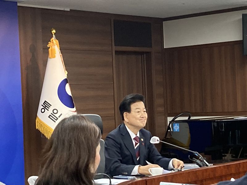 정동영 통일부 장관이 19일 서울 종로구 정부서울청사에서 업무보고 사후 브리핑을 하고 있다. 사진=김경수 기자