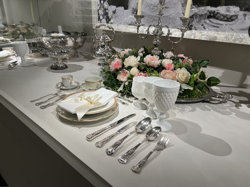 서울 성수동에 위치한 하우스 오브 애슐리에 존 F. 케네디의 웨딩 컬렉션이 전시돼 있다. 사진=박경호 기자