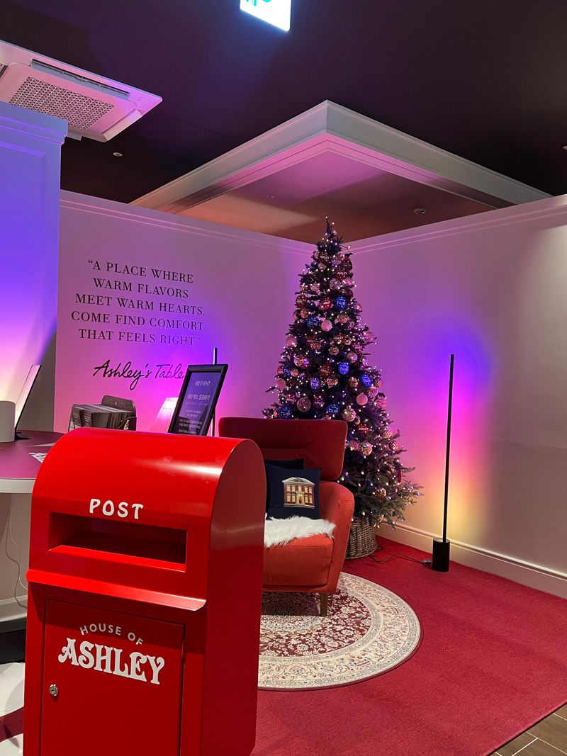 서울 성수동에 위치한 하우스 오브 애슐리에 마련된 크리스마스 트리. 사진= 박경호 기자