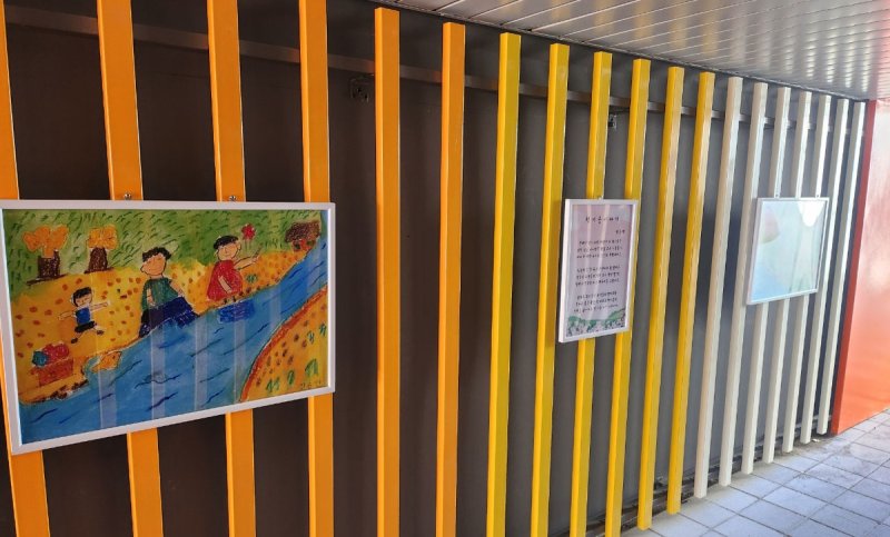 어르신들의 그림과 자작시로 꾸민 지하도 (출처=연합뉴스)